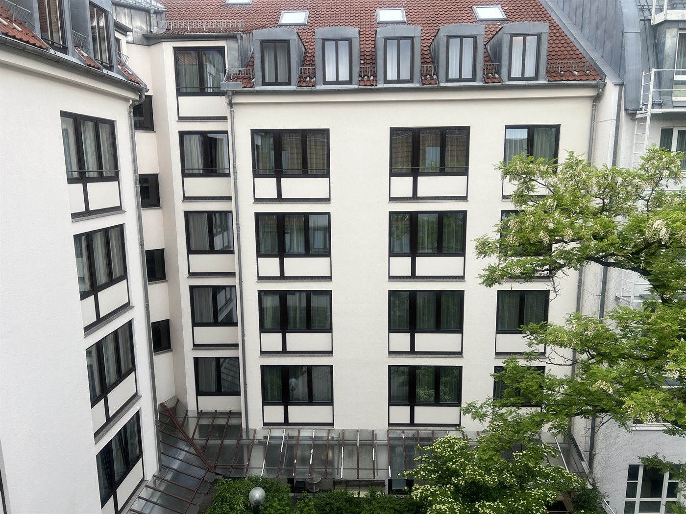 Sanierte Fensterfassade des Hotel MERCURE München City