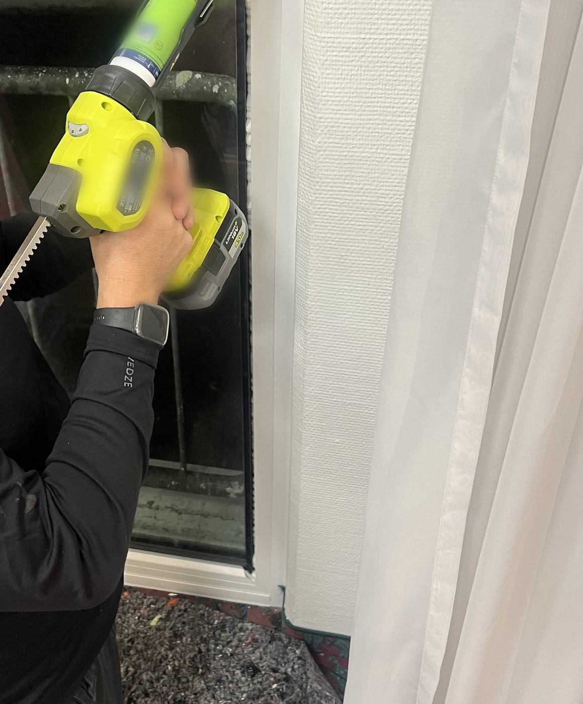 Anschlussarbeiten bei der Fenstermontage im Hotel