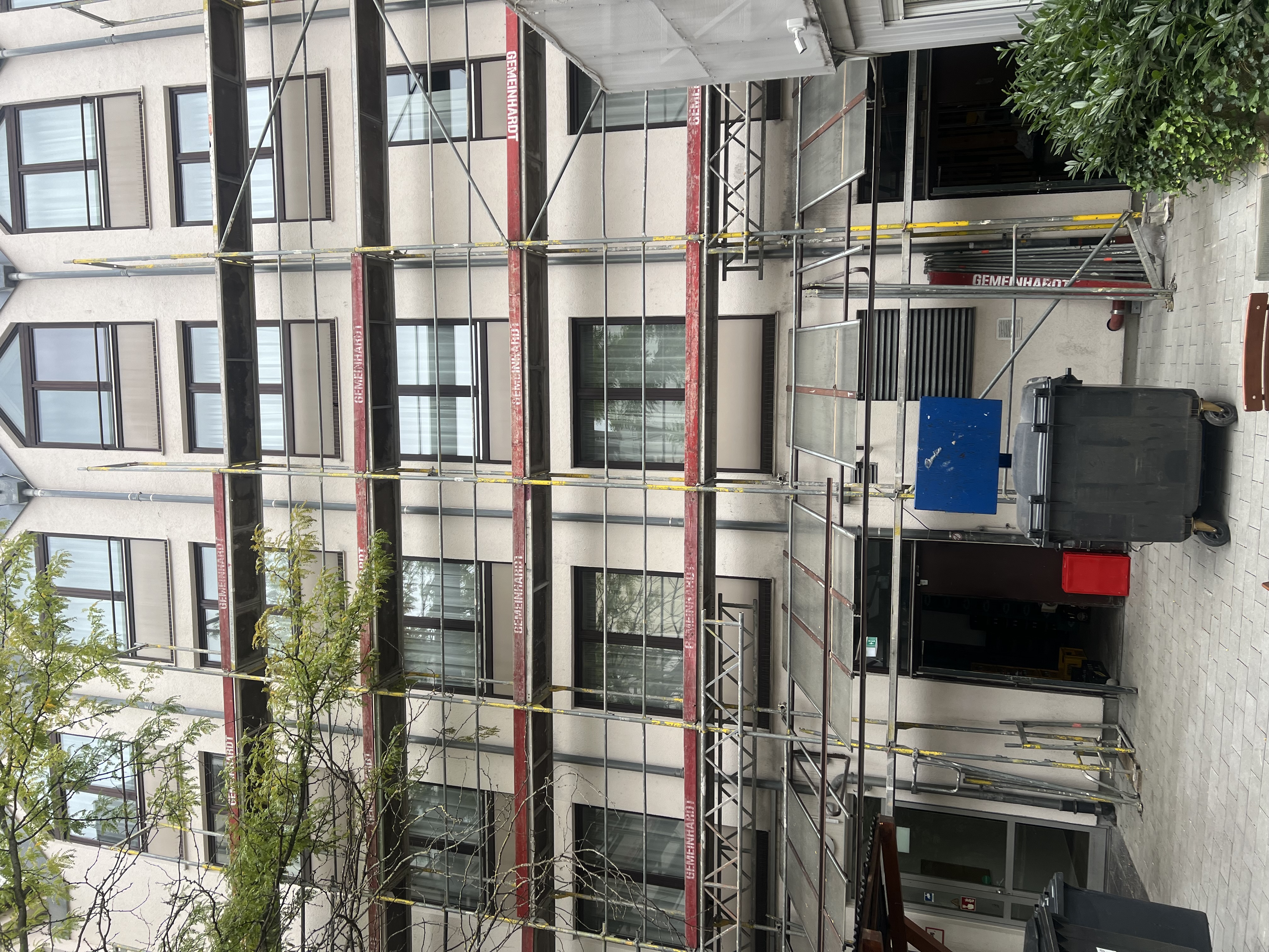 Gerüst für die Fenstermontage am Hotel MERCURE München City