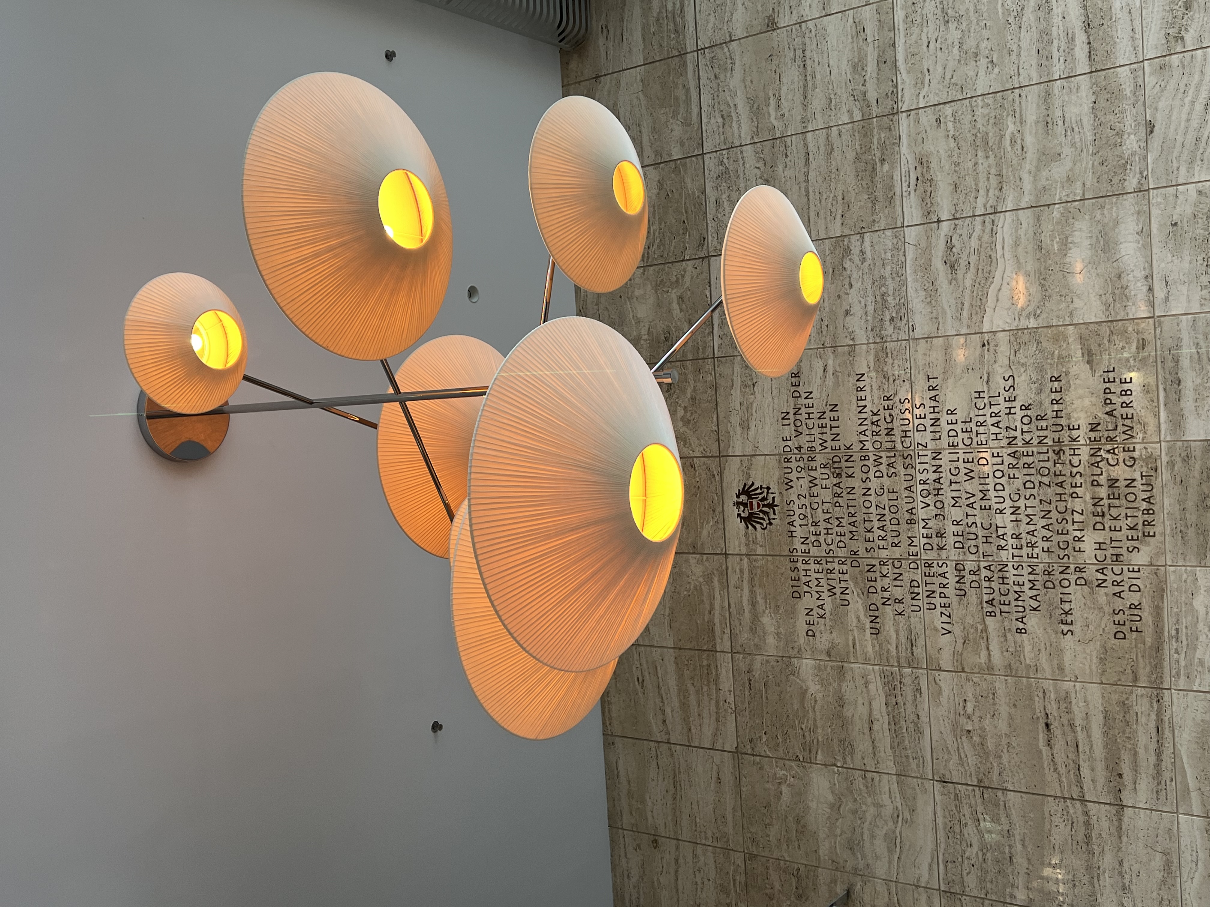 Designleuchte im Eingangsbereich des The Hoxton Wien