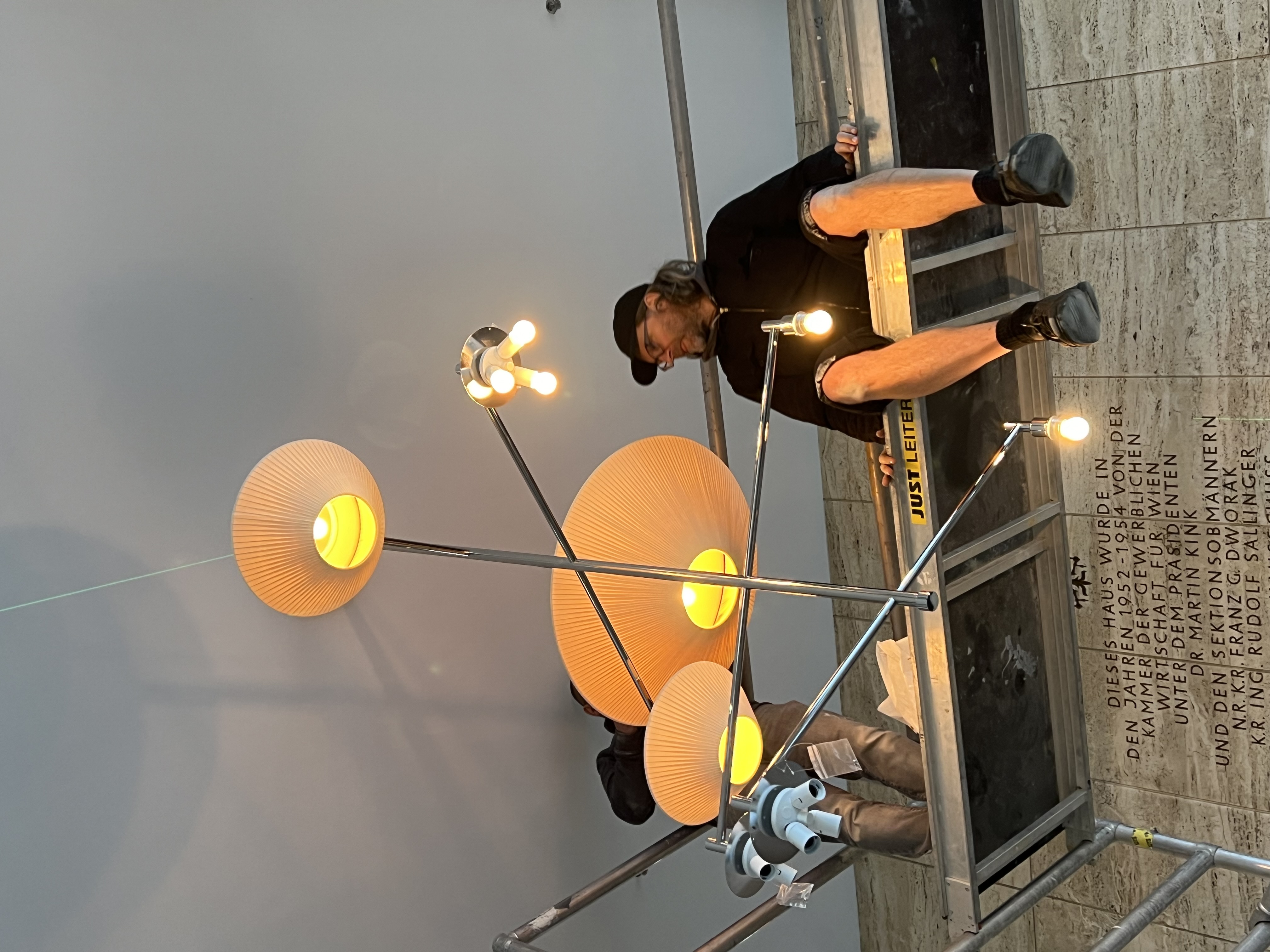 Montage der Beleuchtung im The Hoxton Wien